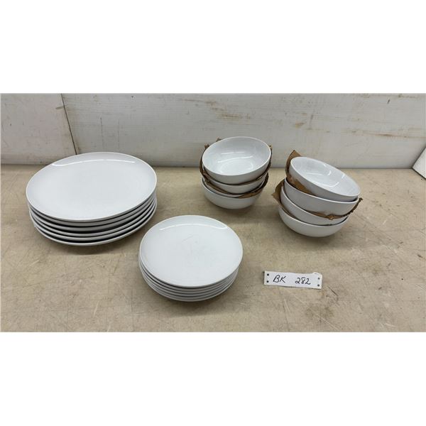 New White Crackle Glaze Ceramic Dinnerware Set Including Plates, Side Plates, and Bowls, 20 Pieces