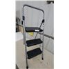 Image 2 : 3-Step Folding Step Stool with Handrail