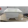 Image 5 : MAAX Laundry Tub with Plastic Legs and Assembly Instructions