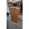 Image 6 : Oak Dining Table, 42”×63”×30”, and 6 Chairs with 20” Leaf