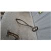 Image 5 : Vintage Rope and Pulley System with Two Wood and Metal Pulleys, and Metal Tongs