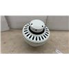 Image 4 : Hunter Type 2 Ceiling Fan, Model 27436-100, 1999, White with 5 Wood Grain Reversible Blades