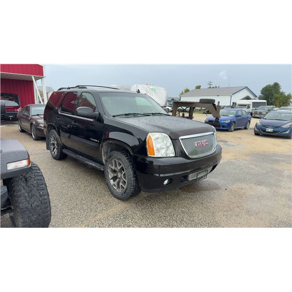 2007 GMC Yukon SLT with CarPlay Stereo, Backup Camera, Sunroof, and Heated Seats