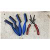 Image 4 : Hobart Auto Darkening Welding Helmet, 4 Wire Brushes, Pliers, and Welding Accessories