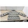 Image 4 : Hand-Knit Cowichan-Style Full-Zip Wool Sweater, Grey, Off-White, and Black Geometric Pattern
