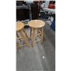 Image 4 : 3 Wooden Bar Stools