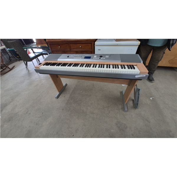 Yamaha Grand Touch DGX-620 Digital keyboard and Stand