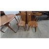 Image 4 : Round Drop-Leaf Dining Table with 4 Spindle-Back Chairs and 2 Leaves
