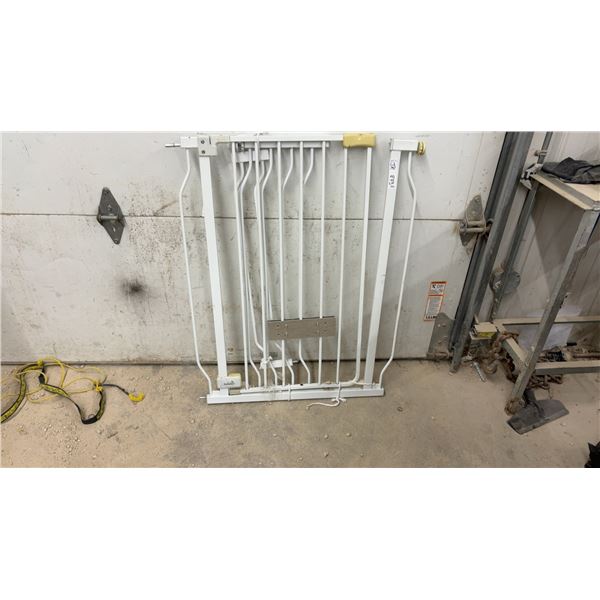 Summer Infant White Metal Adjustable Walk-Through Pressure-Mounted Baby Gate