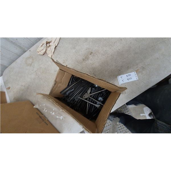 Box of 300 15/16” Black Spade Bits