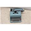 Image 6 : Olivetti Studio 44 Portable Typewriter with QWERTY Keyboard, by Underwood Limited