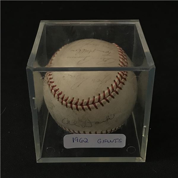 1962 GIANTS TEAM SIGNED BASEBALL INCL. WILLIE MAYS MARICHEL, ALOU