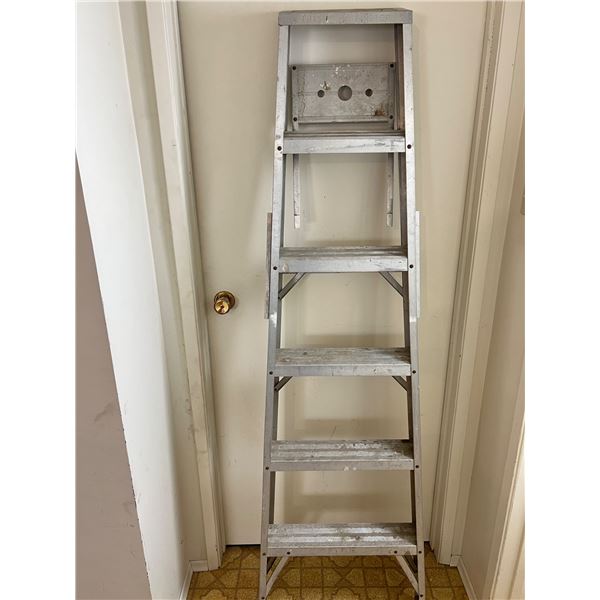 6' Folding Ladder