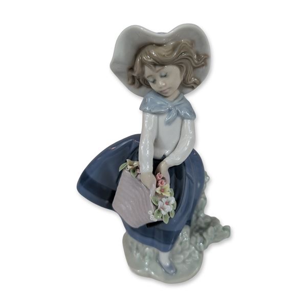 Lladro Pretty Pickings Figurine 5222