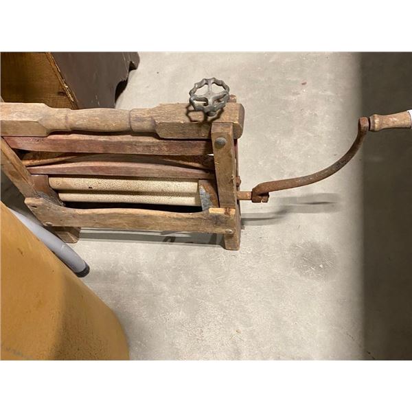 ANTIQUE WRINGER