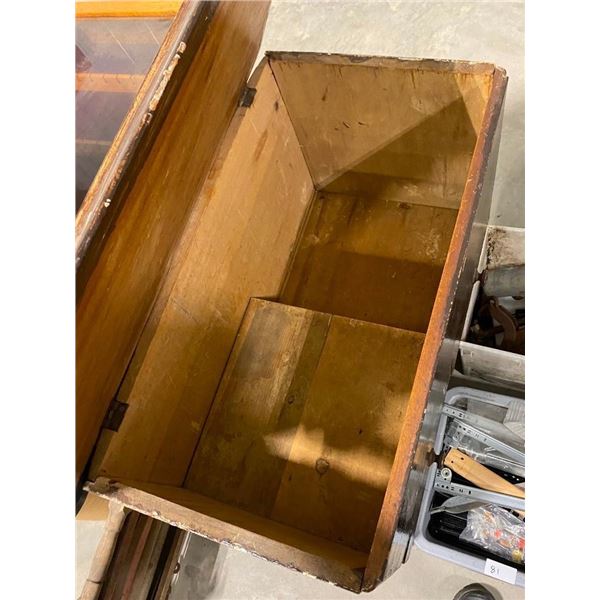 ANTIQUE COMMODE