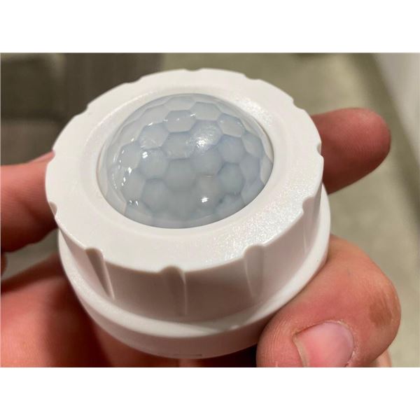 BOX OF SMALL MOTION SENSOR SCREW IN LIGHTS