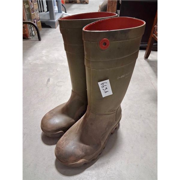 PAIR OF SIZE 9 DUNLOP BOOTS