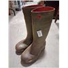 Image 1 : PAIR OF SIZE 9 DUNLOP BOOTS