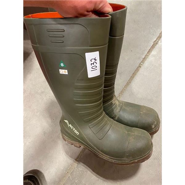 MENS SIZE 8 RUBBER BOOTS