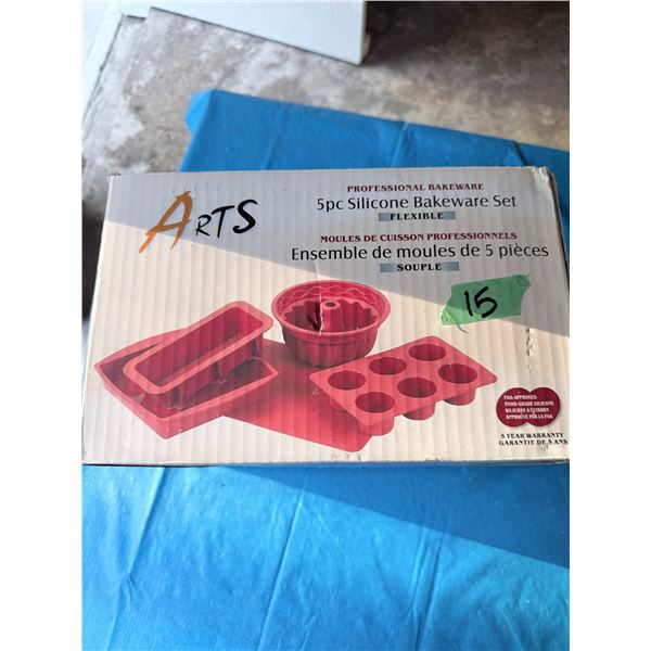 5PC SILICONE BAKEWARE SET BRAND NEW