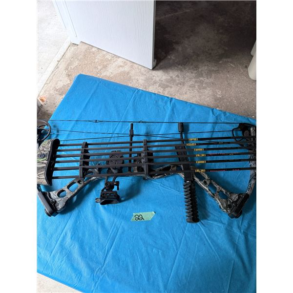 QUEST COMPOUND BOW WITH ARROWS AND CAMOUFLAGE CASE LEFT HANDED