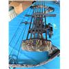Image 2 : QUEST COMPOUND BOW WITH ARROWS AND CAMOUFLAGE CASE LEFT HANDED