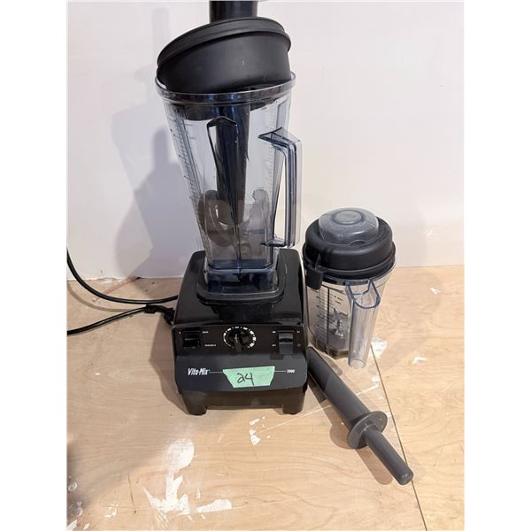 VITAMIX 5000 BLENDER WITH TWO CONTAINERS AND TAMPER