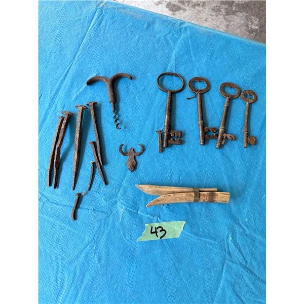 MIXED LOT ASSORTED KEYS AND SMALL HAND TOOLS