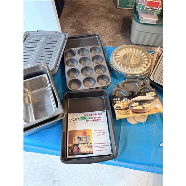 MIXED LOT OF BAKEWARE, MUFFIN TINS AND CAKE PANS BRAND NEW