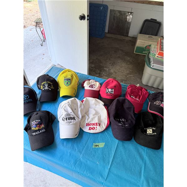 MIXED LOT OF SPORTS AND BRANDED FAN CAPS