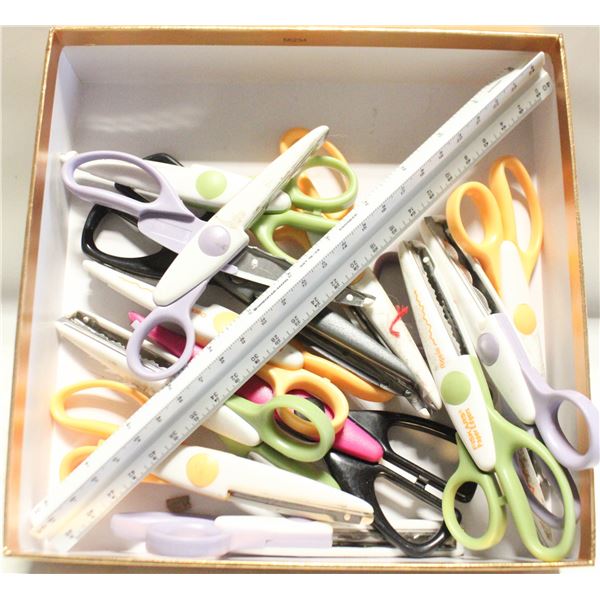 LOT OF CRAFTING ASSORTED PATTERN SCIZZORS