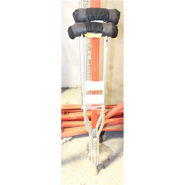 PAIR OF MEDIUM ADULT ADJUSTABLE CRUTCHES