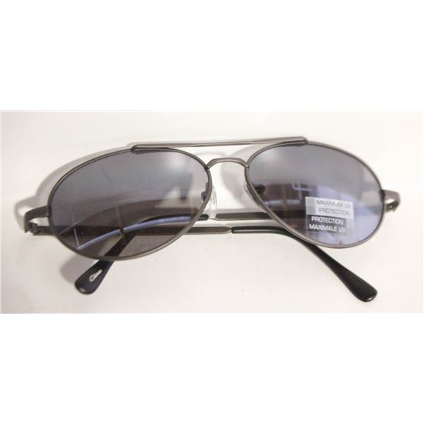 FOSTER GRANT SUNGLASSES & CASE NEW
