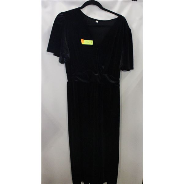 WOMENS XL BLACK VELVET DRESS.
