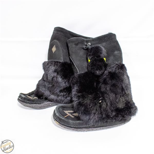 MANITOBA MUKLUKS - MENS SZ 5 LADIES SZ 7