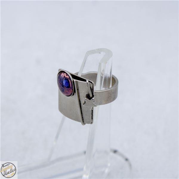 METAL GEOMETRIC RING WITH IRIDESCENT CABOCHON