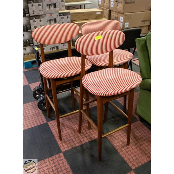 3 TEAK BARSTOOLS