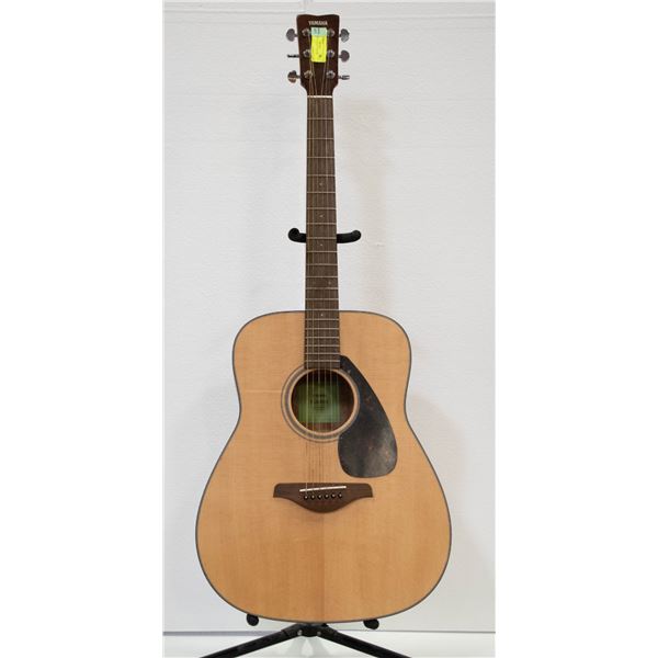 YAMAHA ACOUSTIC GUITAR