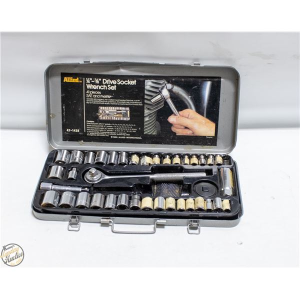 SOCKET SET IN A CASE
