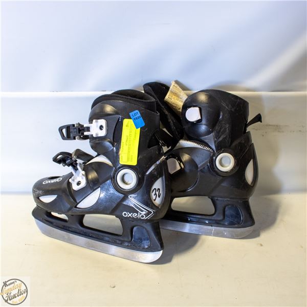 OXELO KIDS SZ 1/2.5 ICE SKATES - USED