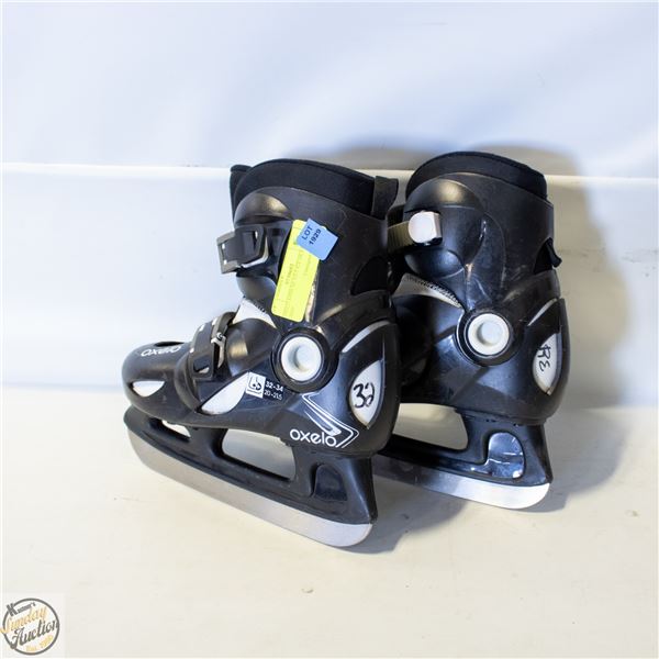 OXELO KIDS SZ 1/2.5 ICE SKATES - USED