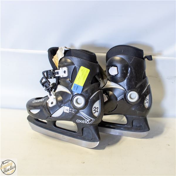 OXELO KIDS SZ 1/2.5 ICE SKATES - USED