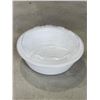 Image 1 : BOX OF 24 OZ ROUND PLASTIC FOOD CONTAINERS WITH LIDS