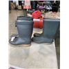 Image 2 : PORTABLE AIR TANK AND 2 PAIRS OF RUBBER BOOTS SIZE 8 AND 12