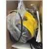 Image 3 : 4 VARIOUS HANDHELD STEAM CLEANERS
