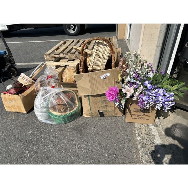 LARGE LOT OF ASSORTED BASKETS AND ARTIFICIAL FLOWERS, SOME NEW