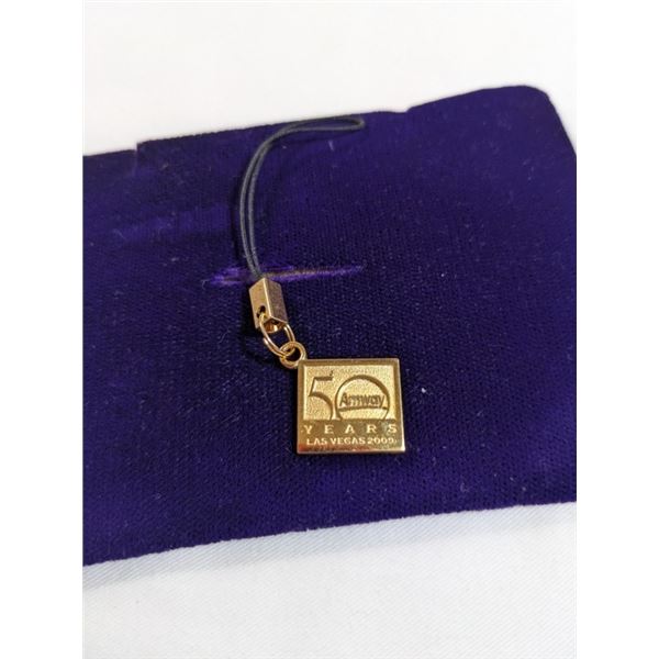 24K GOLD PLATED '50 YEARS AMWAY LAS VEGAS 2009' PENDANT HANGER, MARKED TERRY BERRY