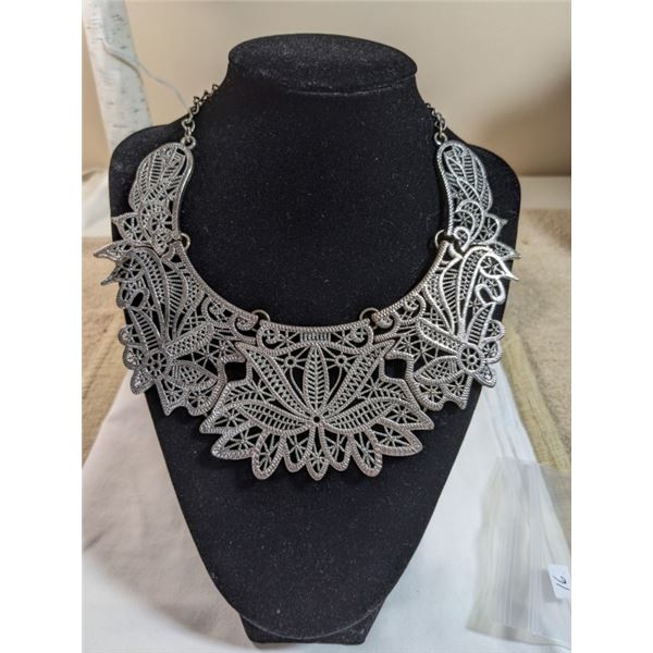 VINTAGE HAND CRAFTED SILVER FILIGREE NECKLACE