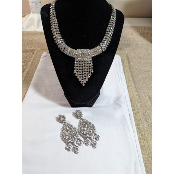 VINTAGE RHINESTONES NECKLACE AND PAIR OF EARRINGS